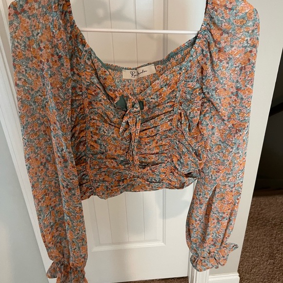 Floral Crop Top - Picture 2 of 3